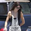 Kendall Jenner, 17 ans, en pleine séance shopping à Los Angeles. Le 31 mai 2013.