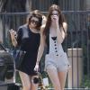 Les soeurs Kylie et Kendall Jenner en pleine séance shopping à Los Angeles. Le 31 mai 2013.