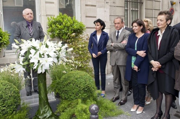 Pierre Bergé - Inauguration de la plaque à la mémoire d'Yves Saint Laurent apposée sur la façade du 55, rue de Babylone, à Paris le 1er juin 2013.