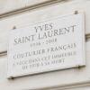Inauguration de la plaque à la mémoire d'Yves Saint Laurent apposée sur la façade du 55, rue de Babylone, à Paris le 1er juin 2013.