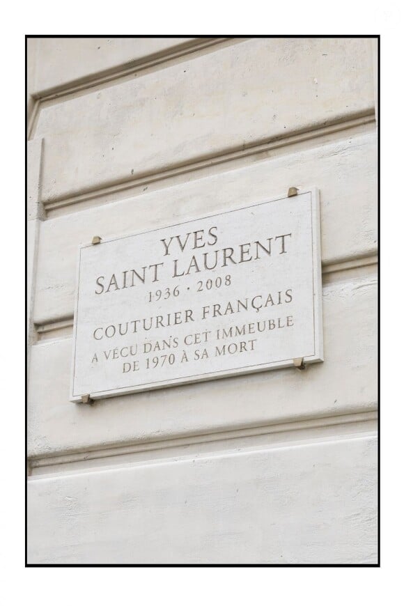 Inauguration de la plaque à la mémoire d'Yves Saint Laurent apposée sur la façade du 55, rue de Babylone, à Paris le 1er juin 2013.