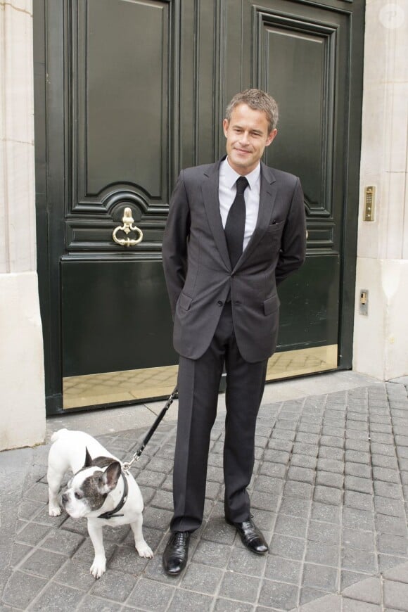 Philippe Mugnier, le directeur de la Fondation PB/YSL avec le chien d'Yves, Moujik IV - Inauguration de la plaque à la mémoire d'Yves Saint Laurent Apposée sur la façade du 55, rue de Babylone, à Paris le 1er juin 2013.