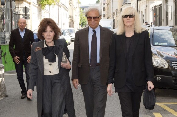 Charlotte Aillaud, Betty et François Catroux - Inauguration de la plaque à la mémoire d'Yves Saint Laurent apposée sur la façade du 55, rue de Babylone, à Paris le 1er juin 2013.