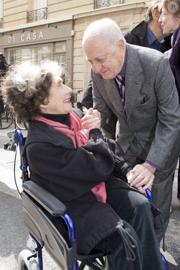 Pierre Berge et Anne-Marie Minoz, plus ancienne collaboratrice d'Yves - Inauguration de la plaque à la mémoire d'Yves Saint Laurent apposée sur la façade du 55, rue de Babylone, à Paris le 1er juin 2013.