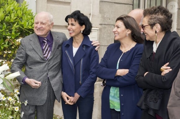 Pierre Bergé, Rachida Dati, Anne Hidalgo et Lyne Cohen Solal - Inauguration de la plaque à la mémoire d'Yves Saint Laurent apposée sur la façade du 55, rue de Babylone, à Paris le 1er juin 2013.