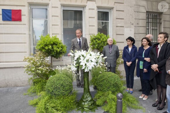 Pierre Bergé, Rachida Dati, Bertrand Delanoë, Anne Hidalgo, Lyne Cohen Solal - Inauguration de la plaque à la mémoire d'Yves Saint Laurent apposée sur la façade du 55, rue de Babylone, à Paris le 1er juin 2013.