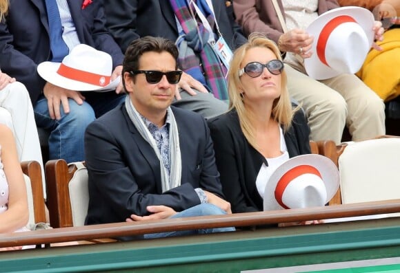 Laurent Gerra et une amie lors du 8e jour des Internationaux de France à Roland-Garros le 2 juin 2013