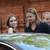 Brad Pitt et Angelina Jolie quittant le Carlton House à Londres le 2 juin 2013 pour se rendre au concert de Muse. Le groupe participe à la bande-originale du film World War Z, dont Brad Pitt est le héros.