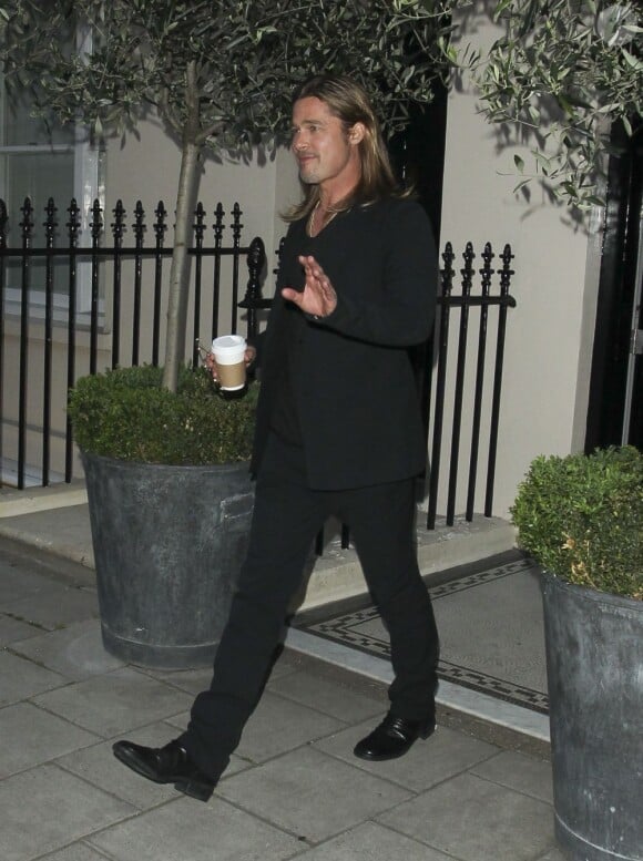 Brad Pitt quittant le Carlton House à Londres le 2 juin 2013 pour se rendre au concert de Muse. Le groupe participe à la bande-originale du film World War Z, dont Brad Pitt est le héros.