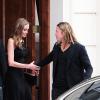 Brad Pitt et Angelina Jolie quittant le Carlton House à Londres le 2 juin 2013 pour se rendre au concert de Muse. Le groupe participe à la bande-originale du film World War Z, dont Brad Pitt est le héros.