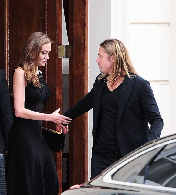 Brad Pitt et Angelina Jolie quittant le Carlton House à Londres le 2 juin 2013 pour se rendre au concert de Muse. Le groupe participe à la bande-originale du film World War Z, dont Brad Pitt est le héros.