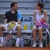 Jérémy Chardy et sa petite amie Alizé Lim : amoureux et complices lorsqu'ils disputent un double mixte à Roland Garros à Paris le 2 juin 2013
