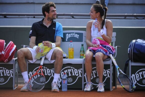 Jérémy Chardy et sa petite amie Alizé Lim : amoureux et complices lorsqu'ils disputent un double mixte à Roland Garros à Paris le 2 juin 2013