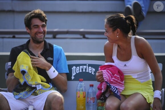 Jérémy Chardy et sa petite amie Alizé Lim disputent un double mixte à Roland Garros à Paris le 2 juin 2013