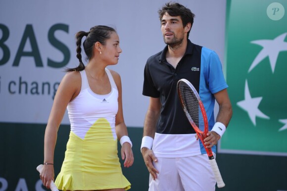 Jérémy Chardy et sa petite amie Alizé Lim disputent un double mixte à Roland Garros à Paris le 2 juin 2013