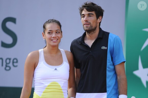 Jérémy Chardy et sa petite amie Alizé Lim : beaux et souriants lorsque les amoureux disputent un double mixte à Roland Garros à Paris le 2 juin 2013