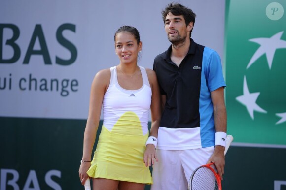 Jérémy Chardy et sa petite amie Alizé Lim disputent un double mixte à Roland Garros à Paris le 2 juin 2013