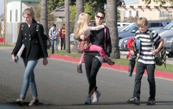 Sandra Bullock et ses beaux-enfants Chandler James, Jesse James Jr et Sunny James, à Los Angeles, le 11 mars 2010.