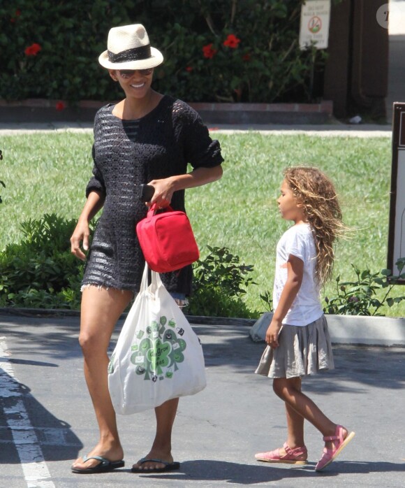 Halle Berry, enceinte, avec sa fille Nahla à Los Angeles, le 3 juin 2013.