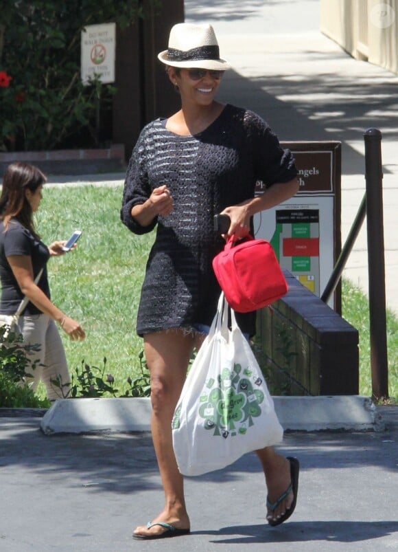 Halle Berry, enceinte, dans les rues de Los Angeles, le 3 juin 2013.