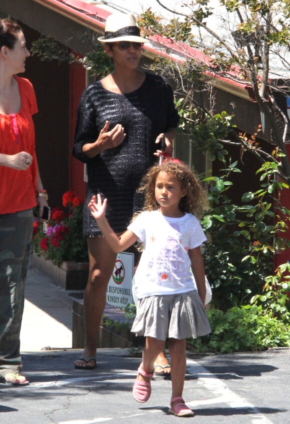 Halle Berry, enceinte, à l'école de sa fille Nahla à Los Angeles, le 3 juin 2013.