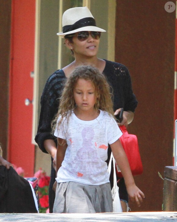 Halle Berry, enceinte, et sa fille Nahla à Los Angeles, le 3 juin 2013.