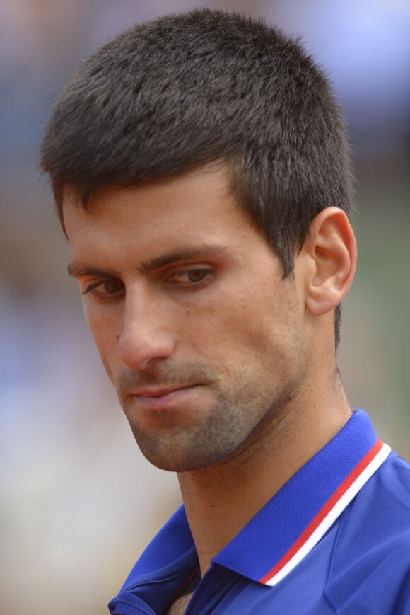 Novak Djokovic pensif lors de son huitième de finale victorieux à Roland-Garros face à Philipp Kohlschreiber le 3 juin 2013
