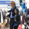 Laura Dern et sa fille Jaya arrivent détendues sur le tournage de la série télévisée à sketchs Kroll Show à Los Angeles, le 4 juin 2013.