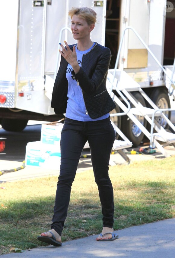 Laura Dern se transforme sur le tournage de la série télévisée à sketchs Kroll Show à Los Angeles, le 4 juin 2013.