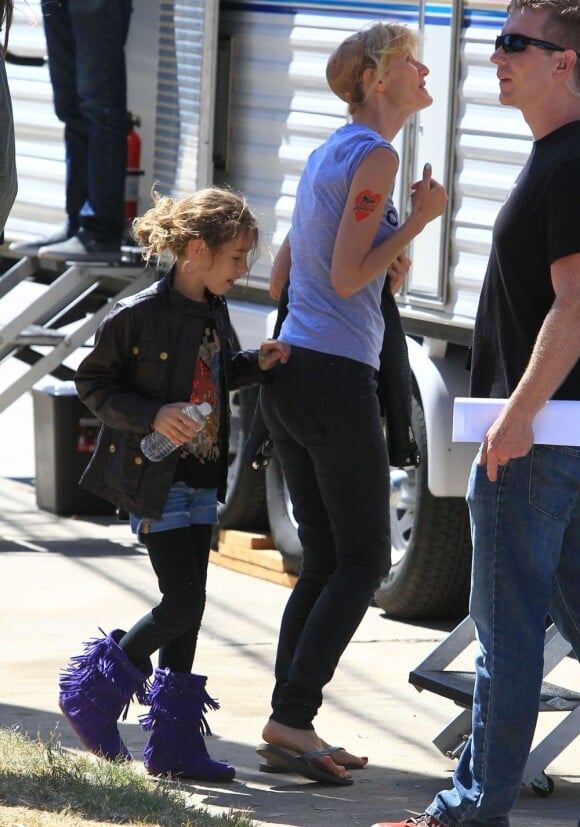 Laura Dern avec sa fille sur le tournage de la série télévisée à sketchs Kroll Show à Los Angeles, le 4 juin 2013.