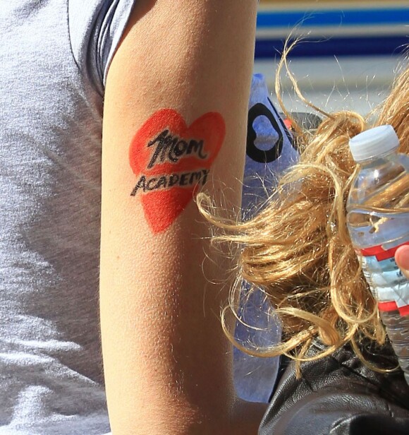 Laura Dern et son tatouage sur le tournage de la série télévisée à sketchs Kroll Show à Los Angeles, le 4 juin 2013.