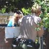 Debbie Rowe discute avec la police devant chez elle à Palmdale, après la tentative de suicide de sa fille Paris Jackson, le 5 Juin 2013.