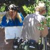 Debbie Rowe discute avec la police devant chez elle à Palmdale, après la tentative de suicide de sa fille Paris Jackson, le 5 Juin 2013.