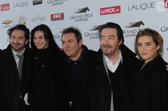 Edouard Baer, Helena Noguerra, Fabien Onteniente, Philippe Duquesne, Vahina Giocante, l'équipe du film Turf lors du 92e Grand Prix d'Amérique à l'Hippodrome de Vincennes, le 27 janvier 2013