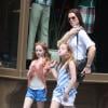 L'actrice Brooke Shields, son mari Chris Henchy et leurs filles Rowan (10 ans) et Grier (7 ans) en promenade dans West Village après déjeuner, à New York le 2 juin 2013.