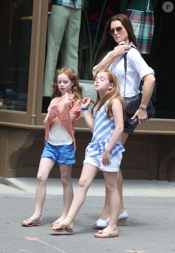 L'actrice Brooke Shields, son mari Chris Henchy et leurs filles Rowan (10 ans) et Grier (7 ans) en promenade dans West Village après déjeuner, à New York le 2 juin 2013.