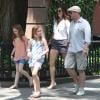 Brooke Shields, son mari Chris Henchy et leurs deux filles Rowan (10 ans) et Grier (7 ans) en promenade dans West Village après déjeuner, à New York le 2 juin 2013.