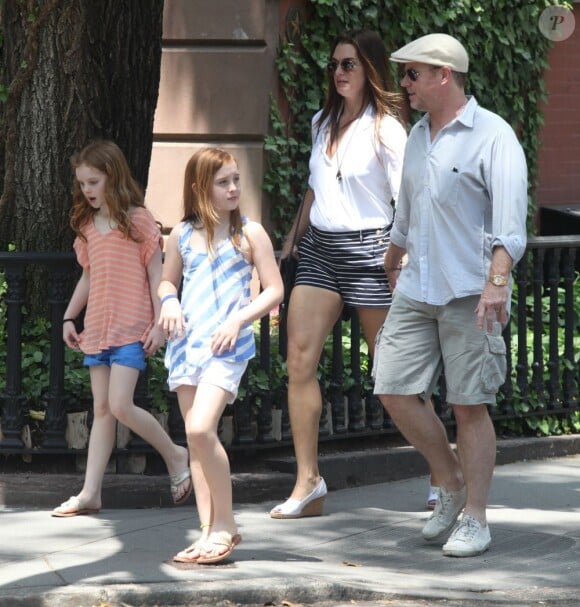 Brooke Shields, son mari Chris Henchy et leurs deux filles Rowan (10 ans) et Grier (7 ans) en promenade dans West Village après déjeuner, à New York le 2 juin 2013.