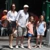 Brooke Shields, son mari Chris Henchy et leurs filles Rowan (10 ans) et Grier (7 ans) en promenade dans West Village après le déjeuner, à New York le 2 juin 2013.