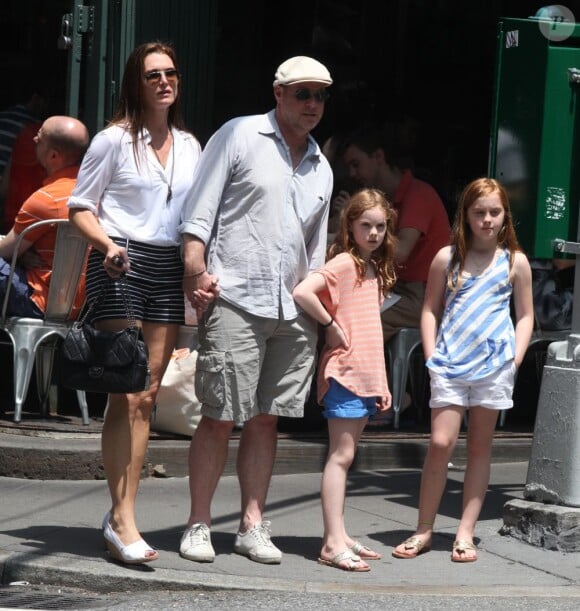 Brooke Shields, son mari Chris Henchy et leurs filles Rowan (10 ans) et Grier (7 ans) en promenade dans West Village après le déjeuner, à New York le 2 juin 2013.