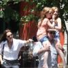 Brooke Shields, son mari Chris Henchy et leurs filles Rowan (10 ans) et Grier (7 ans) dans West Village après déjeuner, à New York le 2 juin 2013.