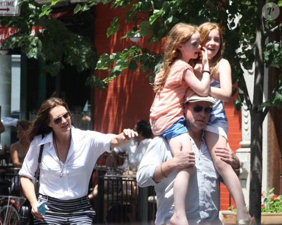 Brooke Shields, son mari Chris Henchy et leurs filles Rowan (10 ans) et Grier (7 ans) dans West Village après déjeuner, à New York le 2 juin 2013.