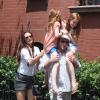Brooke Shields, son mari Chris Henchy et leurs filles Rowan (10 ans) et Grier (7 ans) en promenade dans West Village après déjeuner, à New York le 2 juin 2013.