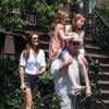 Brooke Shields, son mari Chris Henchy et leurs filles Rowan (10 ans) et Grier (7 ans) en promenade dans West Village après déjeuner, à New York le 2 juin 2013.