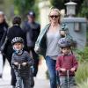 Naomi Watts avec ses enfants, Alexander et Samuel, à Los Angeles le 14 avril 2013