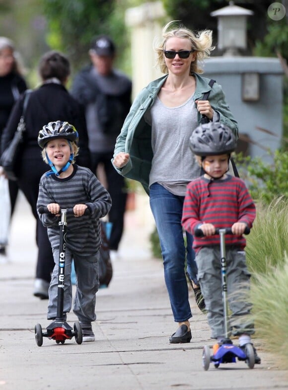 Naomi Watts avec ses enfants, Alexander et Samuel, à Los Angeles le 14 avril 2013