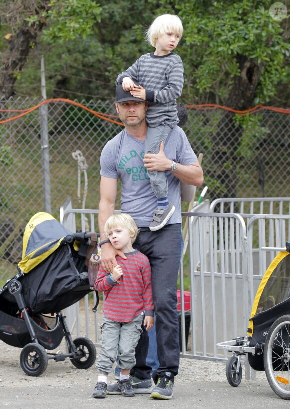 Liev Schreiber avec ses garçons Alexander et Samuel à Los Angeles le 14 avril 2013