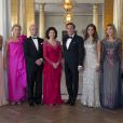 La princesse Madeleine de Suède et son fiancé Chris O'Neill posant avec leurs familles lors du dîner donné au Grand Hotel le 7 juin 2013, à la veille de leur mariage.