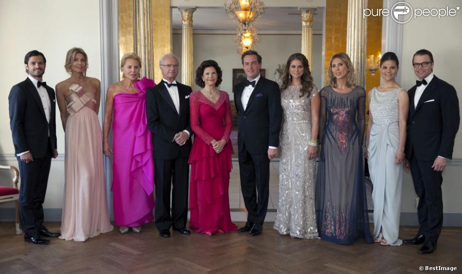 La princesse Madeleine de Suède et son fiancé Chris O&#039;Neill posant avec leurs familles lors du dîner donné au Grand Hotel le 7 juin 2013, à la veille de leur mariage.