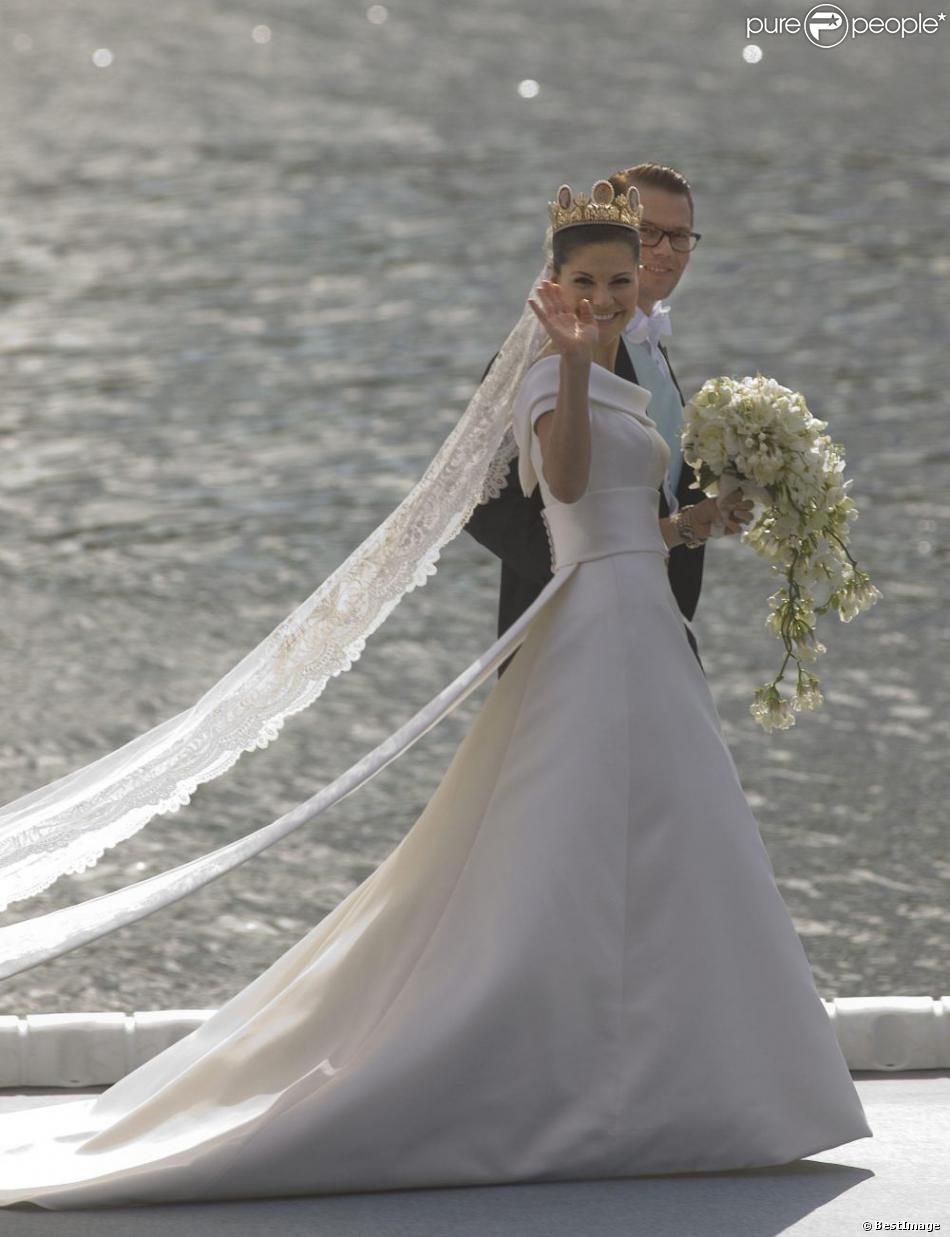 La princesse Victoria de Suède portait une robe de mariée signée Pär Engsheden lors de son mariage avec Daniel Westling le 19 juin 2010 à Stockholm. Mais c&#039;est Valentino qui réalisera celle du mariage de sa soeur Madeleine le 8 juin 2013.